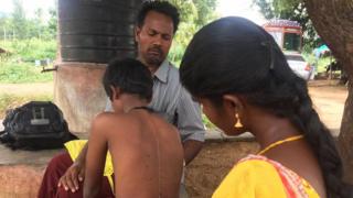 ஜாதிப் பெயரைக் குறிப்பிட்டே தன் மகன் தாக்கப்பட்டதாகச் சொல்கிறார்கள் சரவணக்குமாரின் பெற்றோர்.