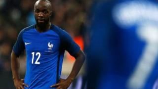 Lassana Diarra aurait été pressenti pour renforcer l'entrejeu du PSG.