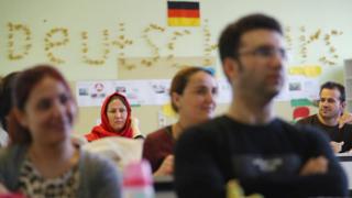 Мигранты на занятиях для желающих получить статус беженца в стране
