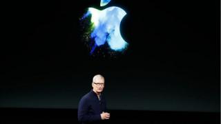 Le patron de la firme Apple, Tim Cook, a vu son salaire évoluer à la baisse