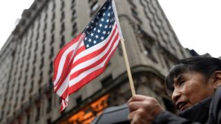 Manifestantes contrários ao presidente eleito dos EUA em frente à Trump Tower.
