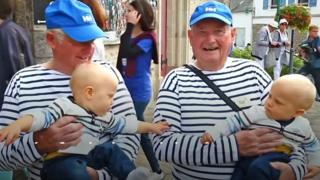 Todos os anos, irmãos idênticos se encontram em Pleucadeuc para contar experiências e participar de brincadeiras: 'Gêmeos gostam de conhecer outros gêmeos'.