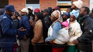 Люди стоят в очереди рано утром 30 июля 2018 года на избирательном участке в пригороде Хараре в Читунгвизе, Зимбабве