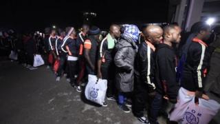 Ihe ruru mmadụ iri 150 bụ ndị si mba Libya lọta n'ọdọ ụgbọelu dị na Legọs n'abalị ise nke ọnwa Disemba, afọ 2017.