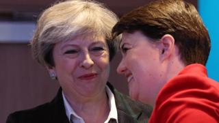 Theresa May agus Ruth Davidson