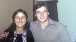 Foto de Chris Farmer y Peta Frampton, poco antes de emprender el viaje que acabaría con sus vidas