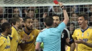 Michael Oliver lokacin da ya ba wa Gianluigi Buffon jan kati (na kora)