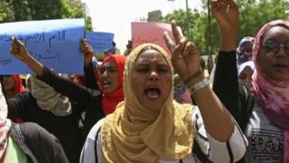Abari mu myiyerekano babandanya kwugariza ibiro bikuru vya gisirikare basaba ko kirekura ubutegetsi