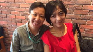 台湾排湾族Chole(右)和伴侣在同婚通过当天登记结婚。