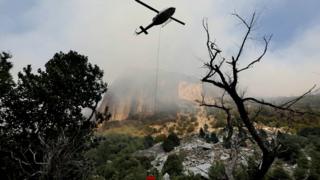 13 августа 2018 года вертолетные экипажи борются с огнем Фергюсона, который горит вдоль дороги Эль-Портал, ключевого входа в долину Йосемити. Два пожарных погибли, сражаясь с огнем Фергюсона