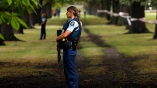 Офицеры стоят на страже у места новозеландской стрельбы март 2019 года