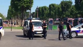Paris'te araç polis aracına çarptı