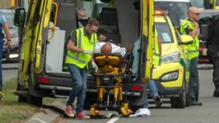 Vítimas são atendidas em ambulância