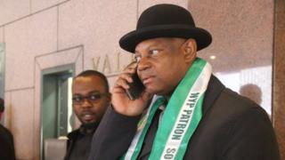 Paul Boroh dey make phone call.