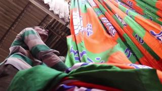 ચૂંટણી પ્રચારની સામગ્રી બનાવતા લોકો