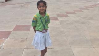 நவ்யா சிங் இரண்டாம் வகுப்பு படிக்கும் மாணவி.