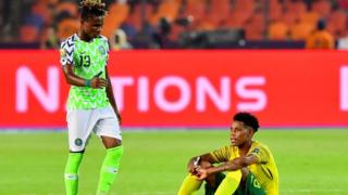 Aworan agbabọọlu Naijiria Chukwueze ati akẹgbẹ rẹ ọmọ South Afrika