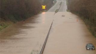 Автомобили были оставлены на мели на A55 в Llandygai