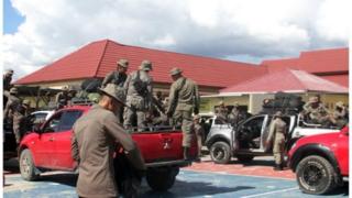 Pasukan Brimob dari Timika tiba di Wamena untuk mengamankan situasi di Kabupaten Nduga, Papua.