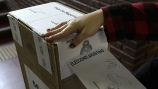 Una persona votando en las PASO
