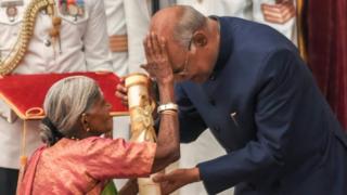 రాష్ట్రపతి రామ్నాథ్ కోవింద్ను ఆశీర్వదిస్తున్న తిమ్మక్క