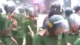 Video clip lan truyền trên mạng xã hội cho thấy lực lượng công an có lúc phải rút lui trước sự phản ứng dữ dội của người dân Đồng Tâm hôm 15/4