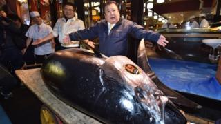 Kiyoshi Kimura con el atún de 278 kg.