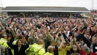 Yn 2003 bu bron i Abertawe syrthio o'r gynghrair