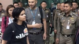 Rahaf Mohammed al-Qunun talks to Thai Immigration Police Chief Surachet Hakparn at the Suvarnabhumi international airport near Bangkok