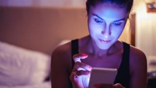 mujer usando celular