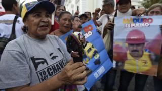 Una simpatizante de Maduro frente a la Asamblea Nacional