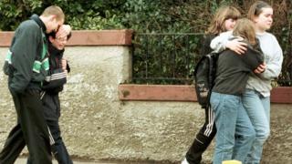 Alunos do lado de fora de escola de Dunblane