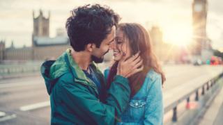 Una pareja besándose