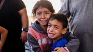 Children crying on October 15, 2023 in Khan Yunis, Gaza.