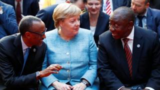 Perezida Paul Kagame w'u Rwanda (ibumoso), Chancelière w'Ubudage, Angela Merkel (hagati) na Cyril Ramaphosa w'Afurika y'epfo (iburyo)