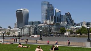 Die Menschen genießen das heiße Wetter an der Themse in London, Großbritannien