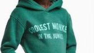 「H&M」がサイトで「ジャングルで一番クールなサル」と文字の書かれたパーカーを黒人少年に着せたのが「人種差別」と問題になった