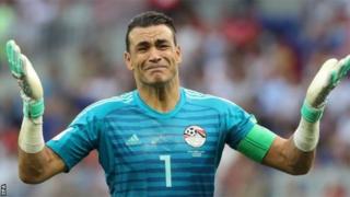 Essam El-Hadary yari afite imyaka 45 y'amavuko n'iminsi 161 ubwo yabanzagamo mu izamu mu mukino Misiri yakinnye na Arabia Saudite mu gikombe cy'isi giheruka cy'uyu mwaka