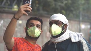 प्रदूषणामुळे मास्क लावलेले दिल्लीकर
