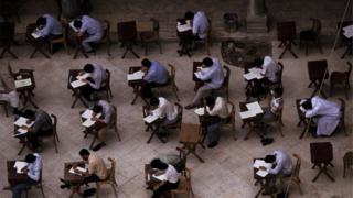 مصر: وزير التربية لا لتأجيل الامتحانات الثانوية .. والطلاب يدعون للمقاطعة