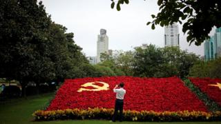 以鮮花拼成的中共旗幟