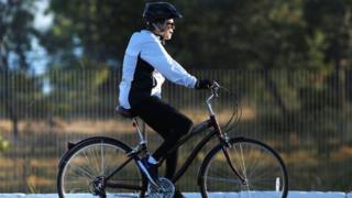 A presidente afastada Dilma Rousseff durante passeio de bicicleta em Brasília, em 3 de agosto de 2016