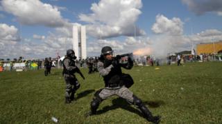 Policiais entram em confronto com manifestantes em Brasília, no dia 24 de maio de 2017