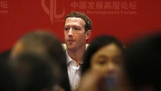 Madaxa Facebook Mark Zuckerber ayaa dhawaan la kulmay hogaamiyaha Shiinaha Xi Jinping, wuxuuna wakhti galiyay barashada afka Mandarin ee Shiinaha looga hadlo.