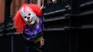 Payaso con máscara de terror