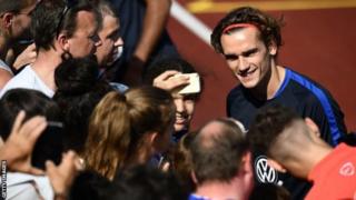 Antoine Griezmann ariko aritegurira urukino ruzohuza umugwi wiwe w'Ubufaransa na Paraguay ku munsi wa gatanu