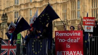 Brexit протестует за и против, вне парламента