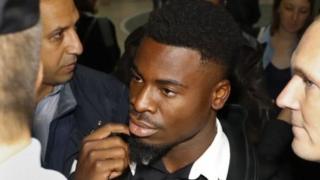 Serge Aurier ya yi wa wani dan sanda gula