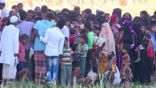 মিয়ানমার থেকে রোহিঙ্গা শরণার্থীরা বাংলাদেশে ঢুকছে