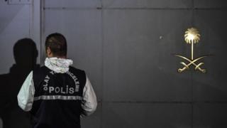Saraakiisha Turkiga ayaa baadhitaan ku sameeyey qunsuliyadda Sucuudiga iyo hooyga qunsulka.